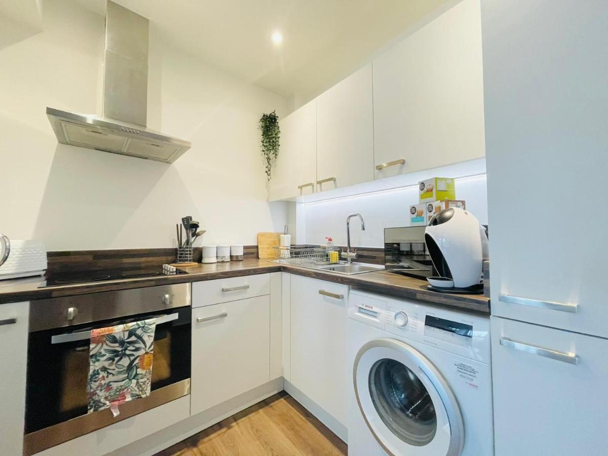 Park Street Apartment Luton By Hostaguest Екстериор снимка